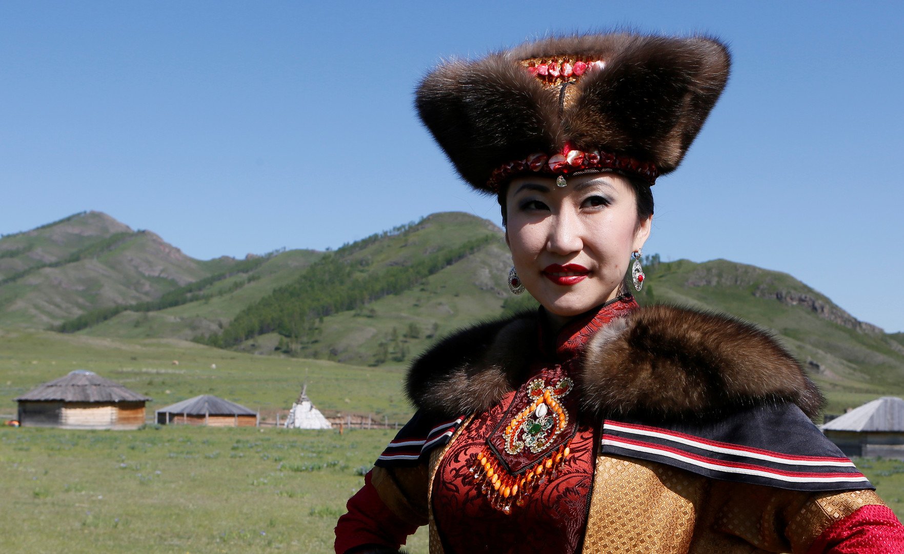 عارضة من مسرح الموضة الخكاسية تقدم زيا تقليديا في أثناء بروفة "عيد الحليب الأول"