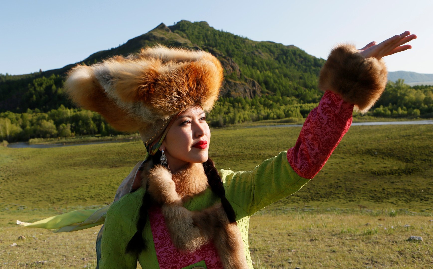 عارضة من مسرح الموضة الخكاسية تقدم زيا تقليديا في أثناء بروفة "عيد الحليب الأول"