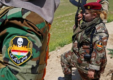 المحاربة الكردية العراقية حسيبة نوزاد (24 عاما) تحمل السلاح بالقرب من خط الجبهة في ضواحي مدينة الموصل، 20 أبريل/نيسان 