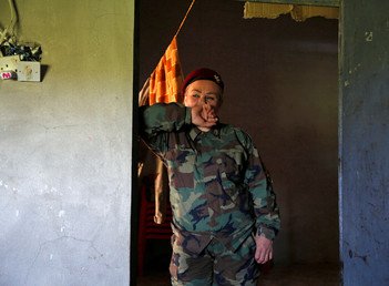 مقاتلة قوات بشمركة الكردية تقف بالقرب من خط الجبهة في ضواحي مدينة الموصل، 20 أبريل/نيسان 