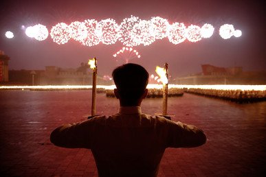 بالتزامن مع المسيرة الليلية، قامت السلطات بإضاءة السماء  فوق المدينة بعرض ألعاب نارية مبهر