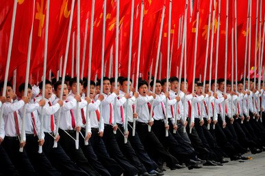 كما شارك في العروض والمسيرات التي جرت في بيونغ يانغ الثلاثاء آلاف الطلاب