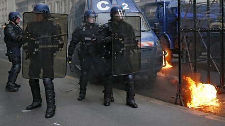 صورة لقوات شرطة مكافحة الشغب خلال المظاهرات ضد إصلاح قانون العمل الفرنسي في باريس، 12 مايو/أيار