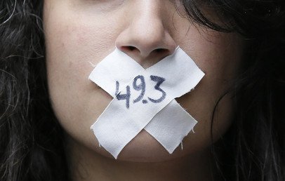 امرأة تضع لاصقا بالأرقام، "49.3" الرمزية على فمها للتعبير عن الاحتجاج ضد إصلاح قانون العمل الفرنسي في باريس