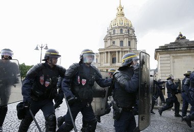 شرطة مكافحة الشغب تتمركز في الانفاليد خلال المظاهرات ضد إصلاح قانون العمل الفرنسي في باريس، فرنسا، 12 مايو/أيار