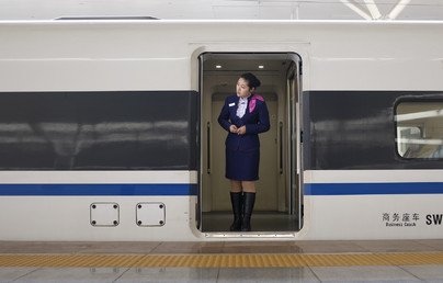 يعتبر خط بكين – تيانجين أول خط سكة حديدية عالية السرعة في الصين، من حيث فترة تشييده وتدشينه. يبلغ طوله ما يقارب من 120 كيلو مترا، وهو يقوم بربط العاصمة بكين بمدينة تيانجين.