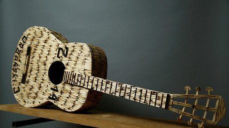 آلة جيتار صنعها يانوش أوربانسكي من عيدان الكبريت
