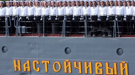مدمرة "ناستويتشيفي" الروسية تحضر الاحتفالات في ميناء بلطيسك بمقاطعة كالينينغراد