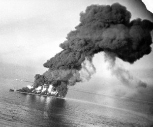 ناقلة ألمانية  دمرتها الطائرات البحرية السوفيتية