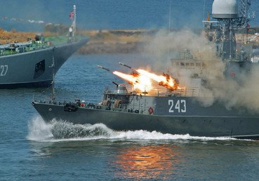 زورق بحري يطلق صواريخ مضادة للسفن