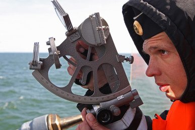 بحار يضبط  بوصلة