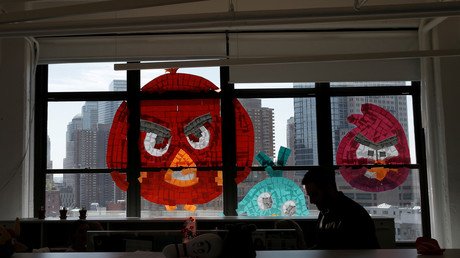 صورلـ"الطيور الشريرة" على نافذة شركة إعلام