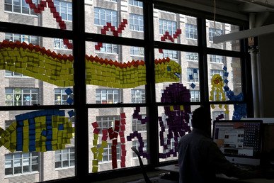 صور وأشكال على نوافذ شركة إعلامية في نيويورك