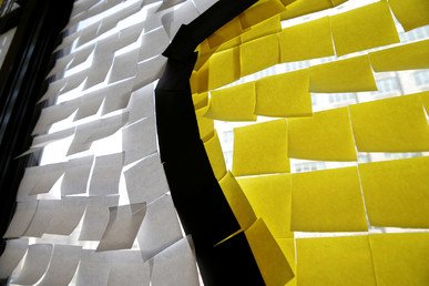 جزء من صورة على نافذة شركة إعلامية