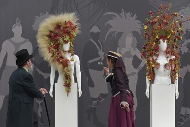 أغطية رأس مصممة من الأزهار في معرض تشيلسي للزهور في وسط لندن.