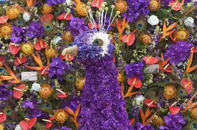 تصميم من الزهور على شكل طاووس في معرض تشلسي للورود وسط لندن.