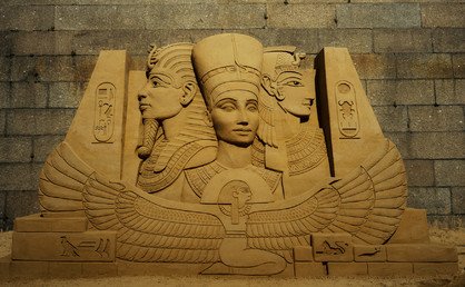 منحوتة رملية منصوبة على شاطئ نهر نيفا