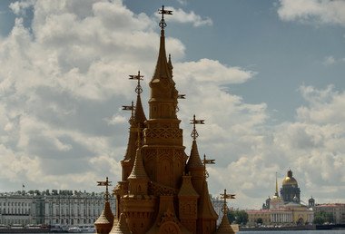 منحوتة رملية  منصوبة على شاطئ نهر نيفا في بطرسبورغ