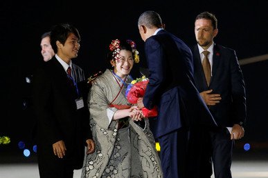 الرئيس الأمريكي باراك أوباما يصل المطار الدولي بمدينة توكونامي، يوم 25 مايو/أيار