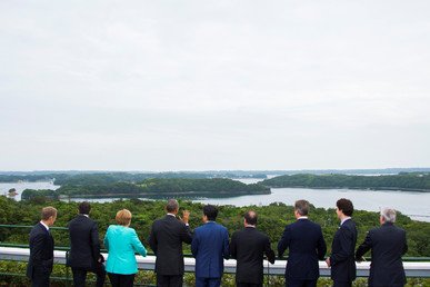 زعماء "G7"  يتمتعون بمنظر طبيعي خلاب بعد التقاط صورة جماعية لهم في حديقة "إيسي-شيما" 