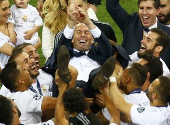 لاعبو الريال يحتفلون بـ "زيدان" على طريقتهم