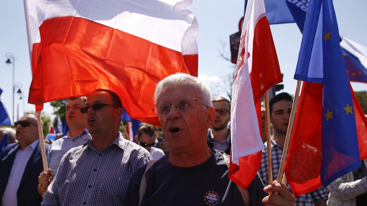 بروكسل تهدد بولندا بعقوبات!