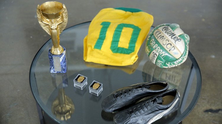 بيليه يبيع كأس "جول ريميه" وميدالياته الذهبية