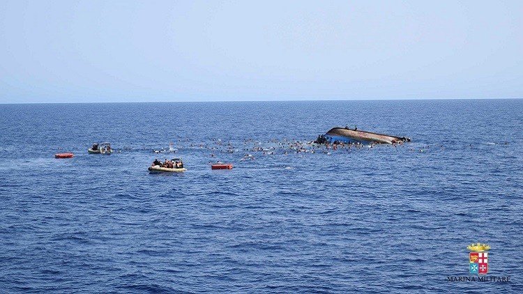 فيتنام.. انقلاب سفينة على متنها 41 سائحا 