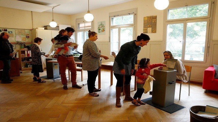 سويسرا  تصوت على منح راتب شهري غير مشروط