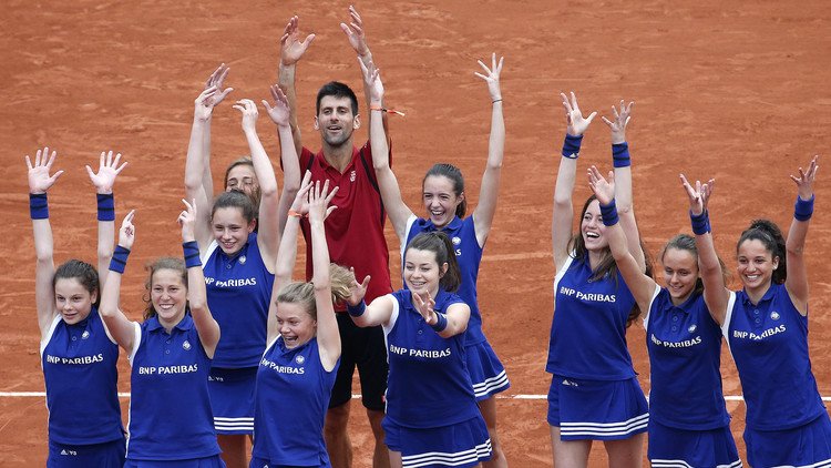 دجوكوفيتش يعانق كأس "رولان غاروس" لأول مرة 