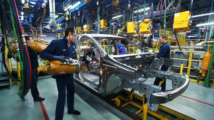 مصنع سيارات عملاق يغير نظام عمله