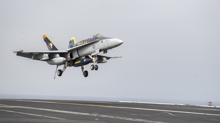 مقاتلات أمريكية توجه ضربات لأهداف "داعش" انطلاقا من حاملة طائرات في المتوسط