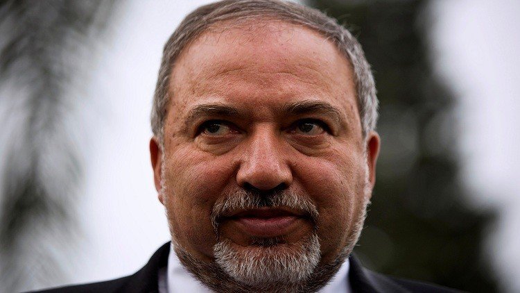 ليبرمان يأمر بعدم تسليم جثث الفلسطينيين إلى ذويهم