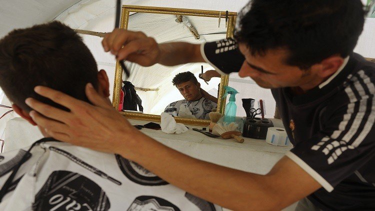 عاد للحلاقة بعد تحرير قريته من داعش 