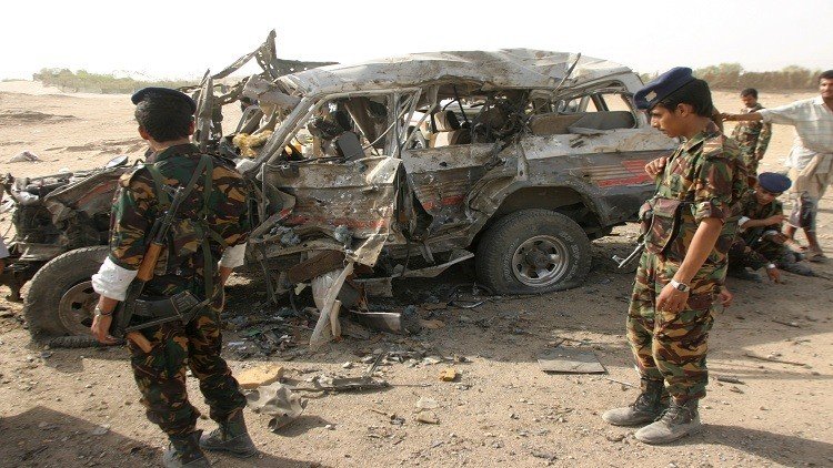 جنود يمنيون قرب سيارة تابعة للقاعدة اصابتها طائرة بدون طيار أمريكية - أرشيف 
