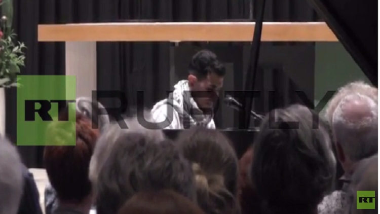 لاجئ سوري يبهر الحاضرين بأدائه الموسيقي في برلين