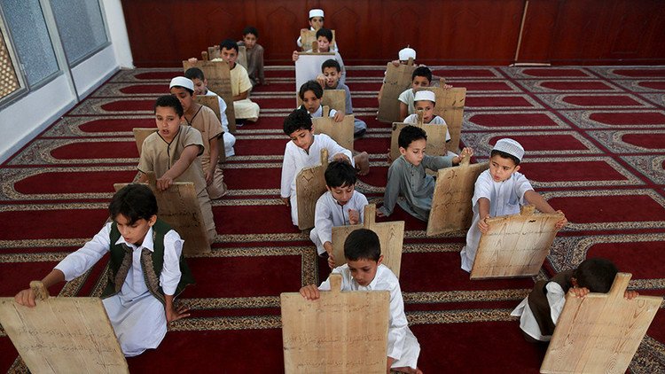 لا تصوموا رمضان.. نصيحة مدير إسباني لتلاميذه!