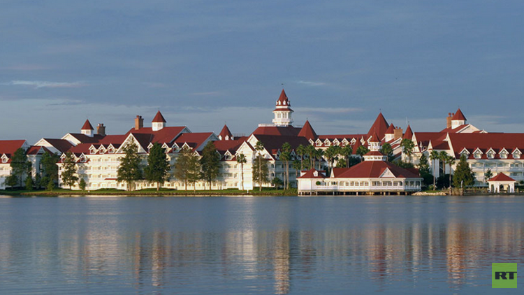 تمساح يسحب طفلا إلى قاع بحيرة على مرأى والديه