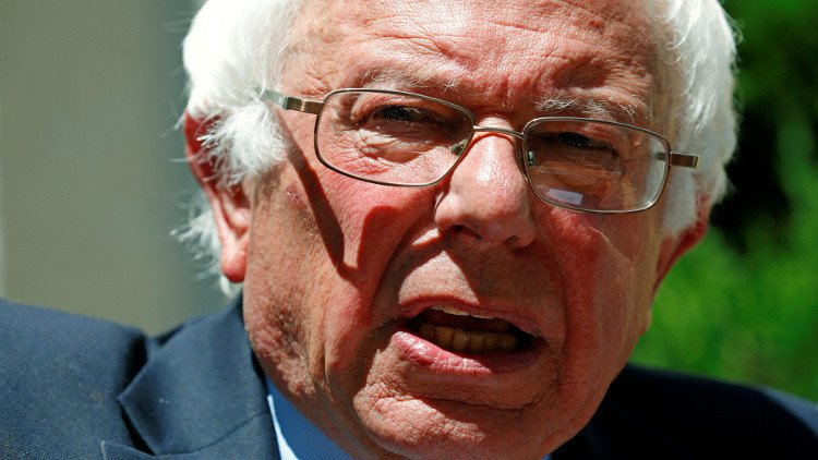 ساندرز يدعم كلينتون لهزيمة ترامب