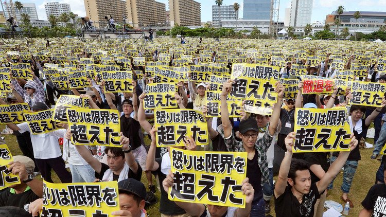 65 ألف متظاهر يحتجون في أوكيناوا على الوجود العسكري الأمريكي باليابان