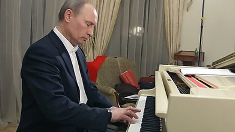 بوتين يعزف على بيانو تاريخي