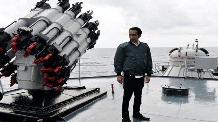 رئيس إندونيسيا يبحر في منطقة نزاع مع الصين 