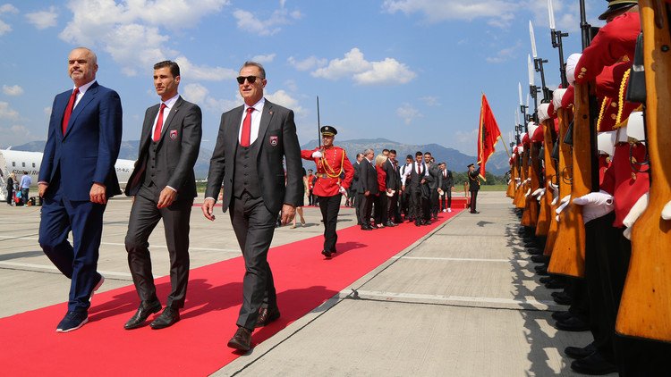 يورو2016.. سجاد أحمر وجوازات دبلوماسية للاعبي ألبانيا (فيديو)