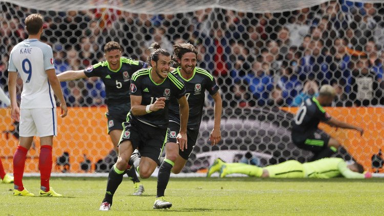 احتفال جنوني من لاعبي ويلز بخروج إنجلترا- فيديو