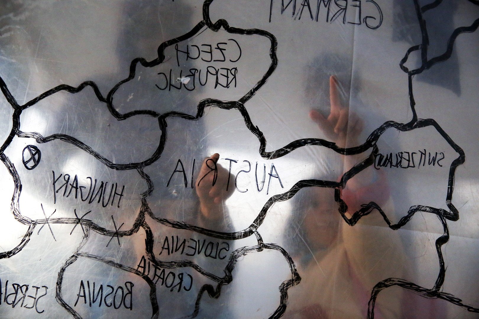 أطفال لاجئون في جزيرة لسبوس اليونانية يدرسون خريطة أوروبا، يوم 18 نوفمبر/تشرين الثاني عام 2015