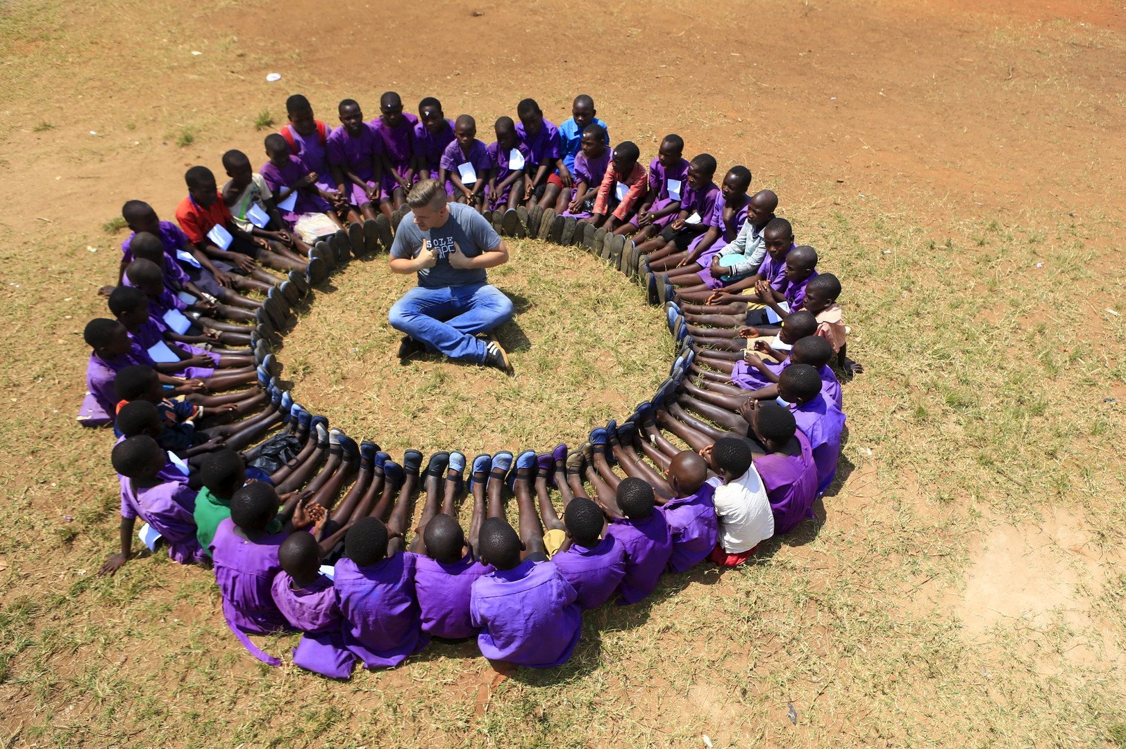 مدير منظمة طبية خيرية يجتمع بأطفال في قرية كاليبيرا بأوغندا بعد خضوعهم لعمليات علاج، يوم 6 أغسطس/آب عام 2015