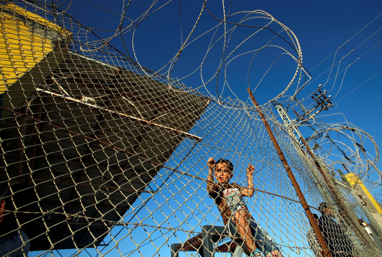 طفل فلسطيني على معبر رفح ينتظر عودة ذويه بعد زيارتهم مصر، يوم 12 مايو/أيار عام 2016