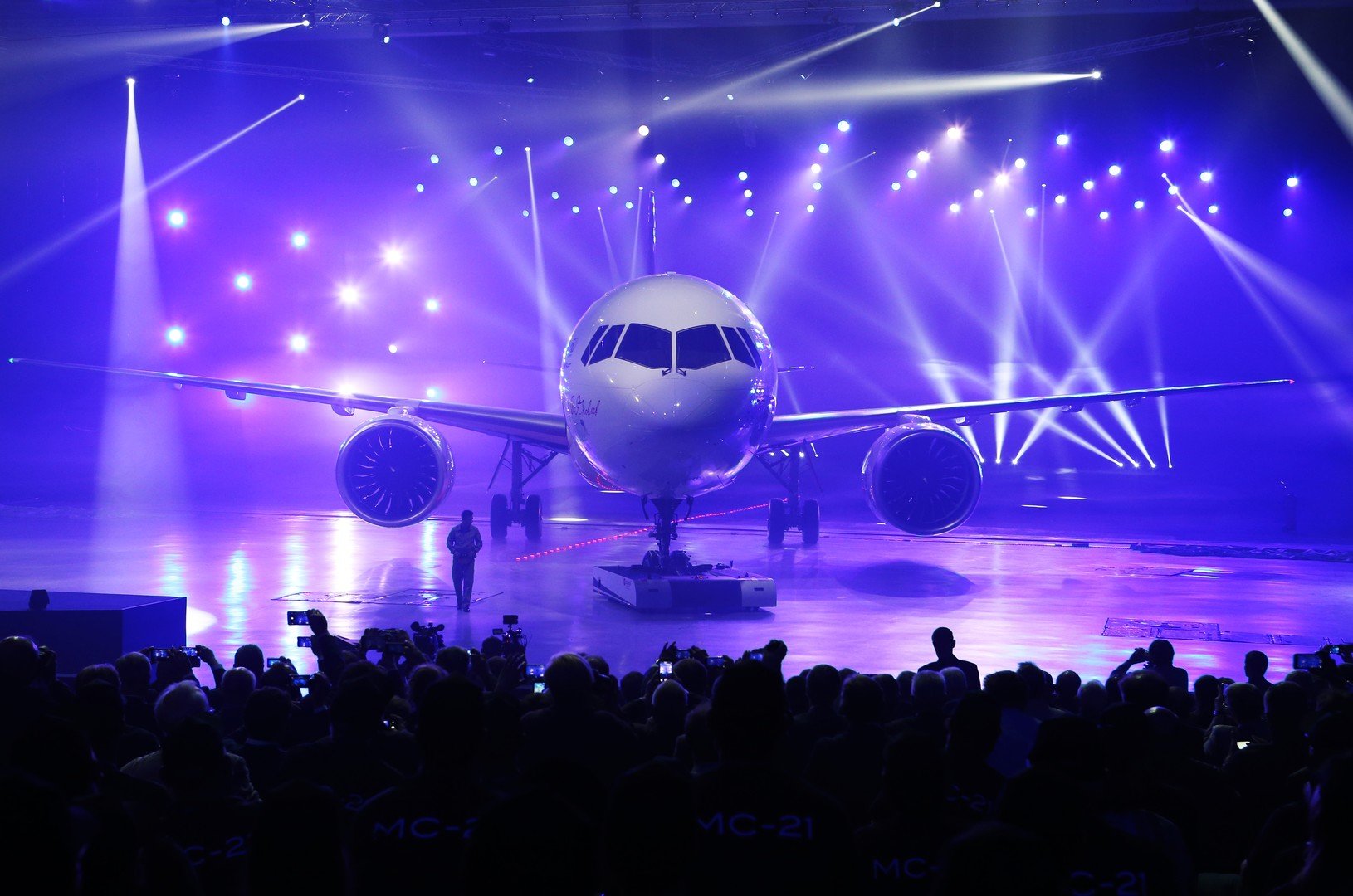 مراسم تقديم طائرة الركاب من طراز MS-21 في مصنع الطائرات التابع لشركة "إيركوت"