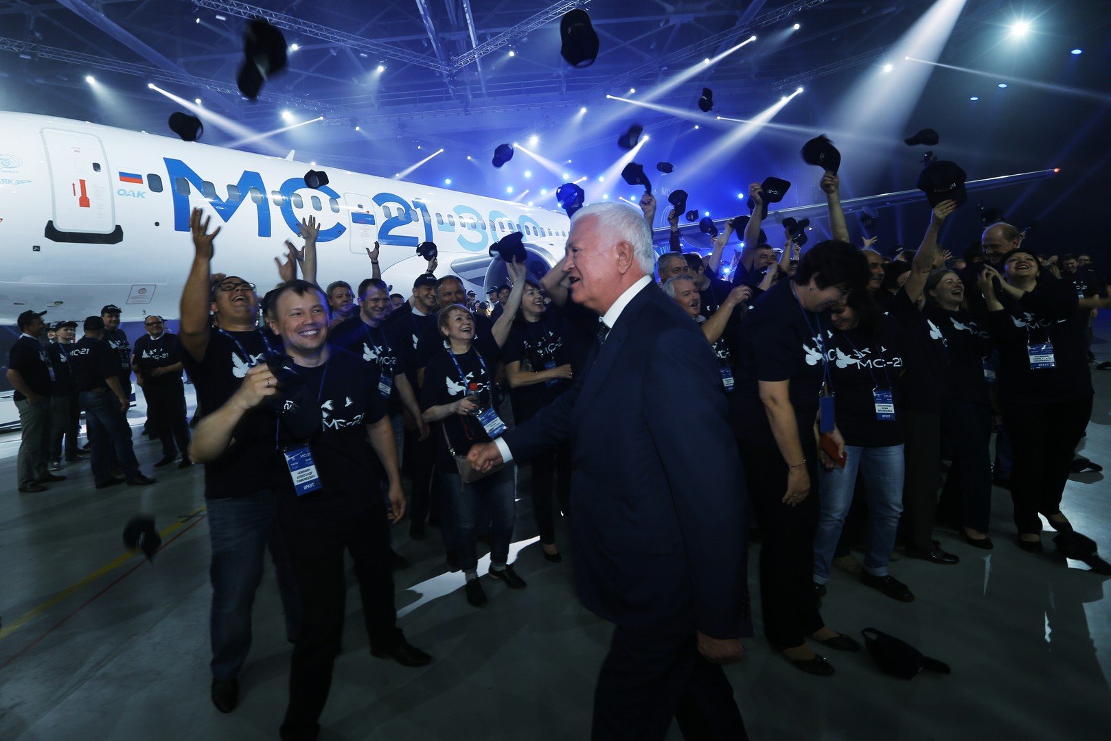 رئيس شركة "إيركوت" لصناعة الطائرات أليغ ديمتشينكو يحضر مراسم تقديم طائرة ركاب من طراز MS-21 في مصنع الشركة