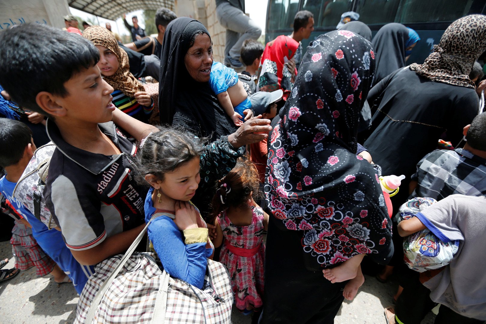 مدنيون يتجهون إلى منطقة آمنة في ضواحي الصقلاوية هربا من المعارك الجارية في المدينة